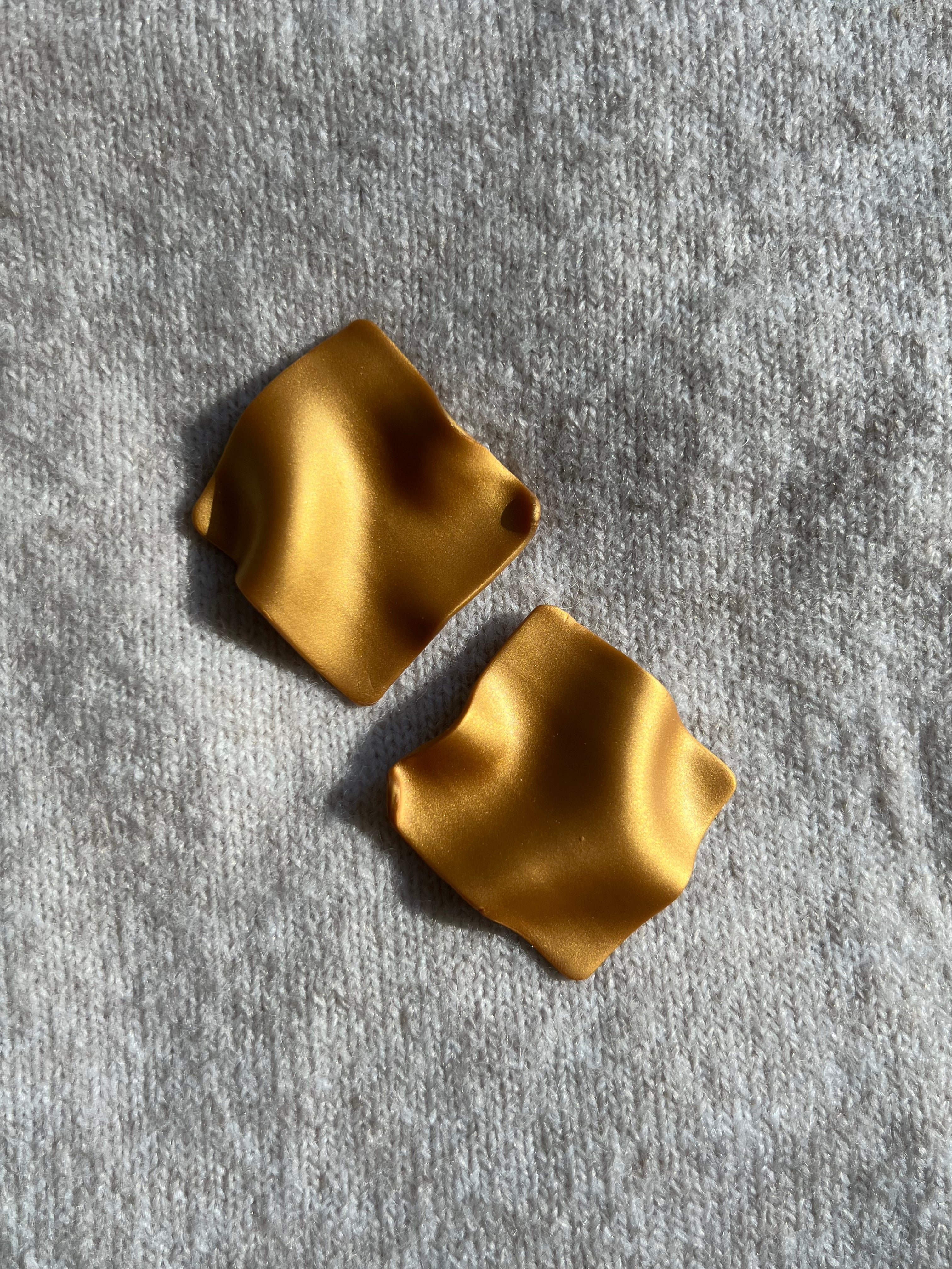 Folded studs - gold